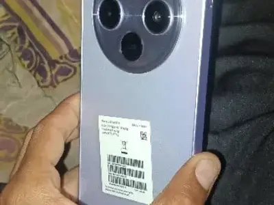 Purple 5G Smartphone with Triple Camera Purple 5G Smartphone with Triple Camera