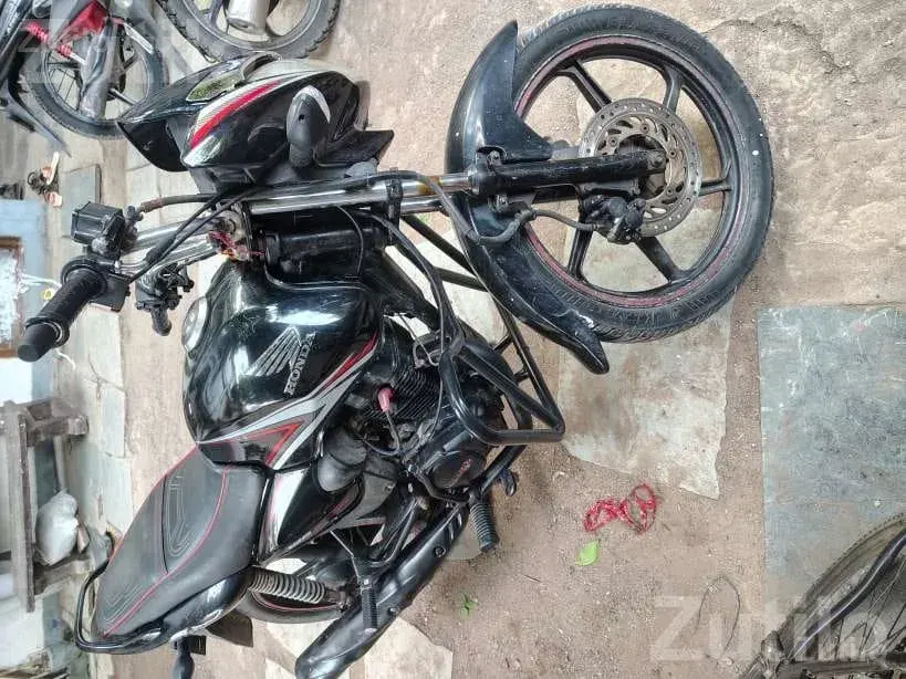 Honda Shine 2012 Bike 30000 km - બાઇક્સ - સુરત શહેર - Image 4