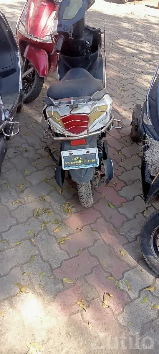 Used White Gearless Scooter for Sale - બાઇક્સ - કેશોદ - Image 2