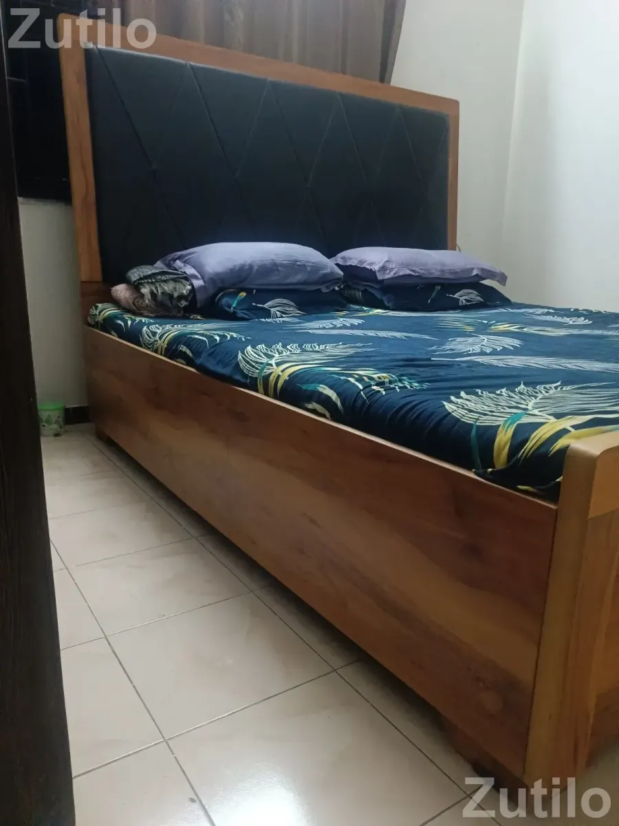 King Size Bed with mattresses- Huge Head board! - પલંગ અને ગાદલા - દસ્ક્રોઇ - Image 4