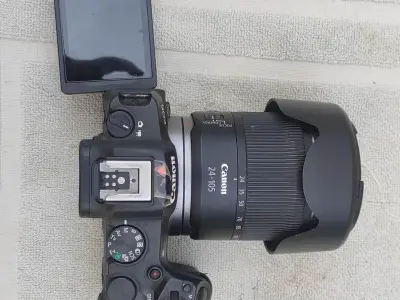 Canon r8 camera with24-105 stm lance Canon r8 camera with24-105 stm lance