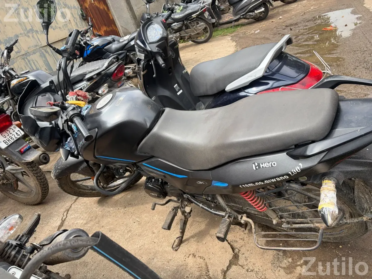 HERO MOTOCORP LTD MODEL:- GLAMOUR XTEC DR COLOUR:-GREY BLUE STRIPE REGISTRATION:-OCTOBER 2023 KILOMETRES:-43,000 OWNERS-1ST - બાઇક્સ - આણંદ - Image 3