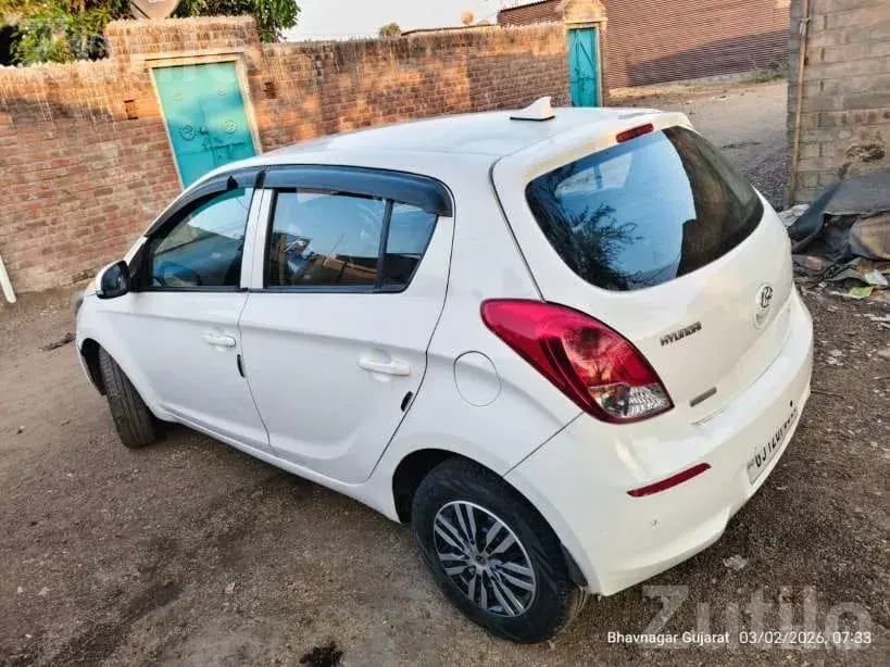 Hyundai i20 2012 White Hatchback - કાર - જુનાગઢ - Image 4