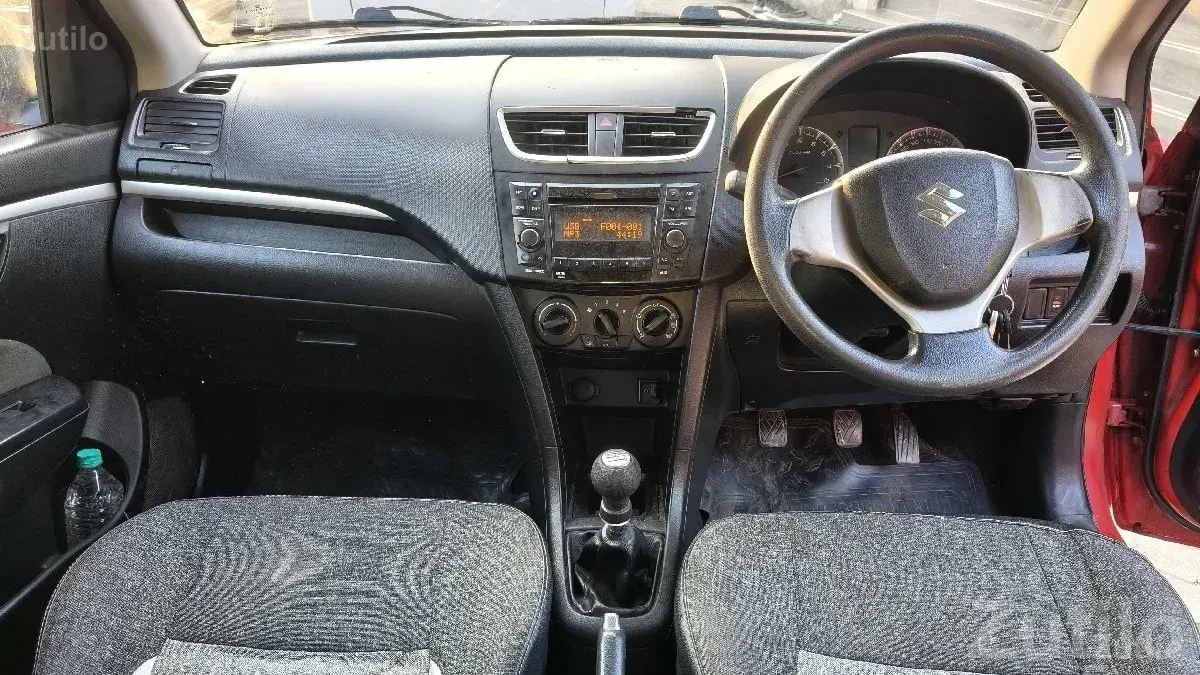 Red Maruti Swift VXi – Well‑Kept Hatchback - કાર - વેરાવળ - Image 2
