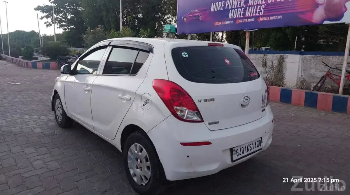 Hyundai i20 White Hatchback Car - કાર - જસદણ - Image 2