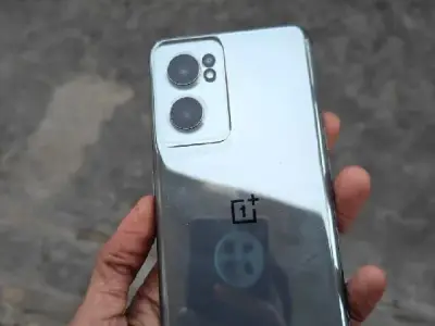 OnePlus 5G Smartphone – Silver Gloss Back OnePlus 5G Smartphone – Silver Gloss Back