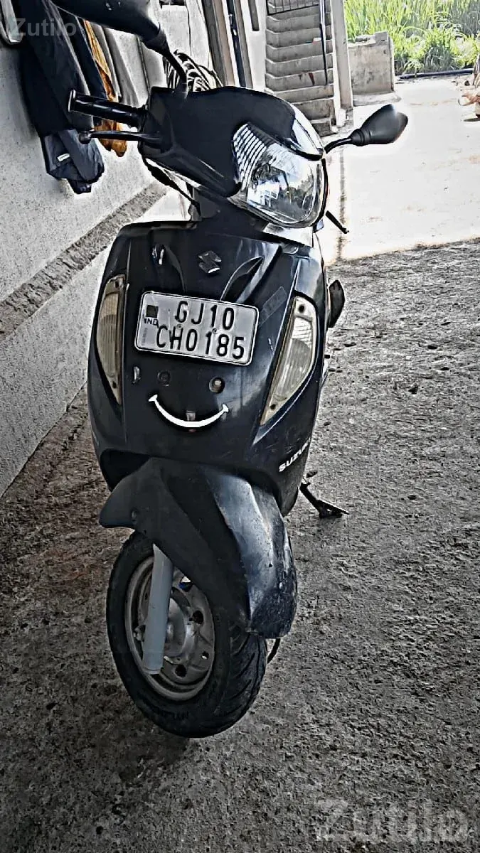 2015 Used Scooter in Running Condition - Bikes - Keshod - Image 3