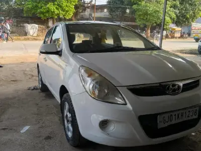 ફોરવીલ વેચવાની છે ફોરવીલ વેચવાની છે