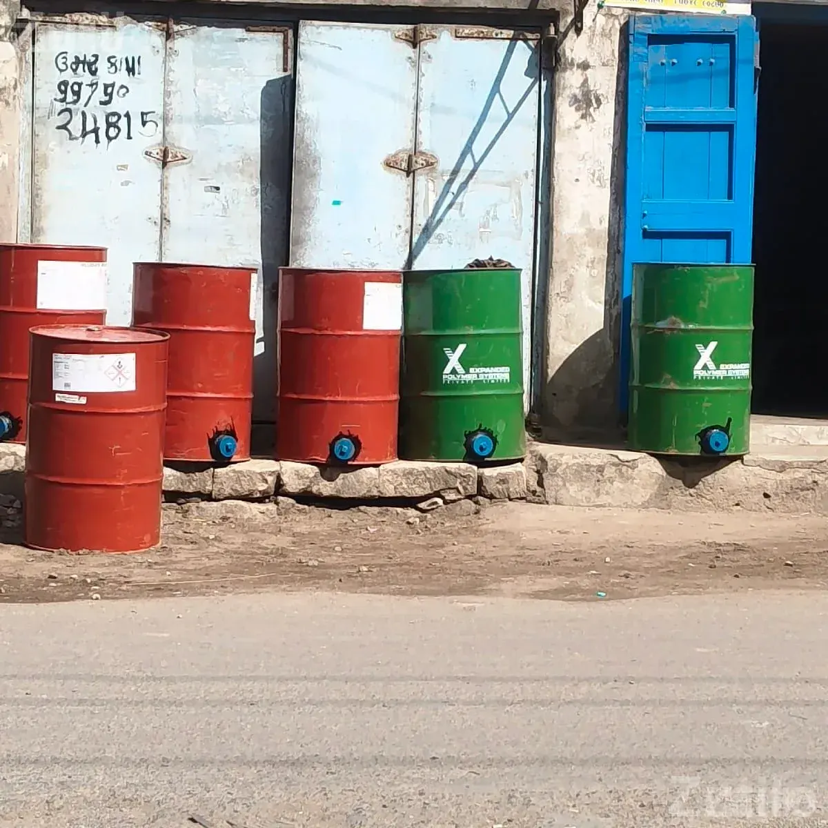 Blue Plastic Storage Barrels with Lids - Other Industrial Items - Mangrol - Image 3