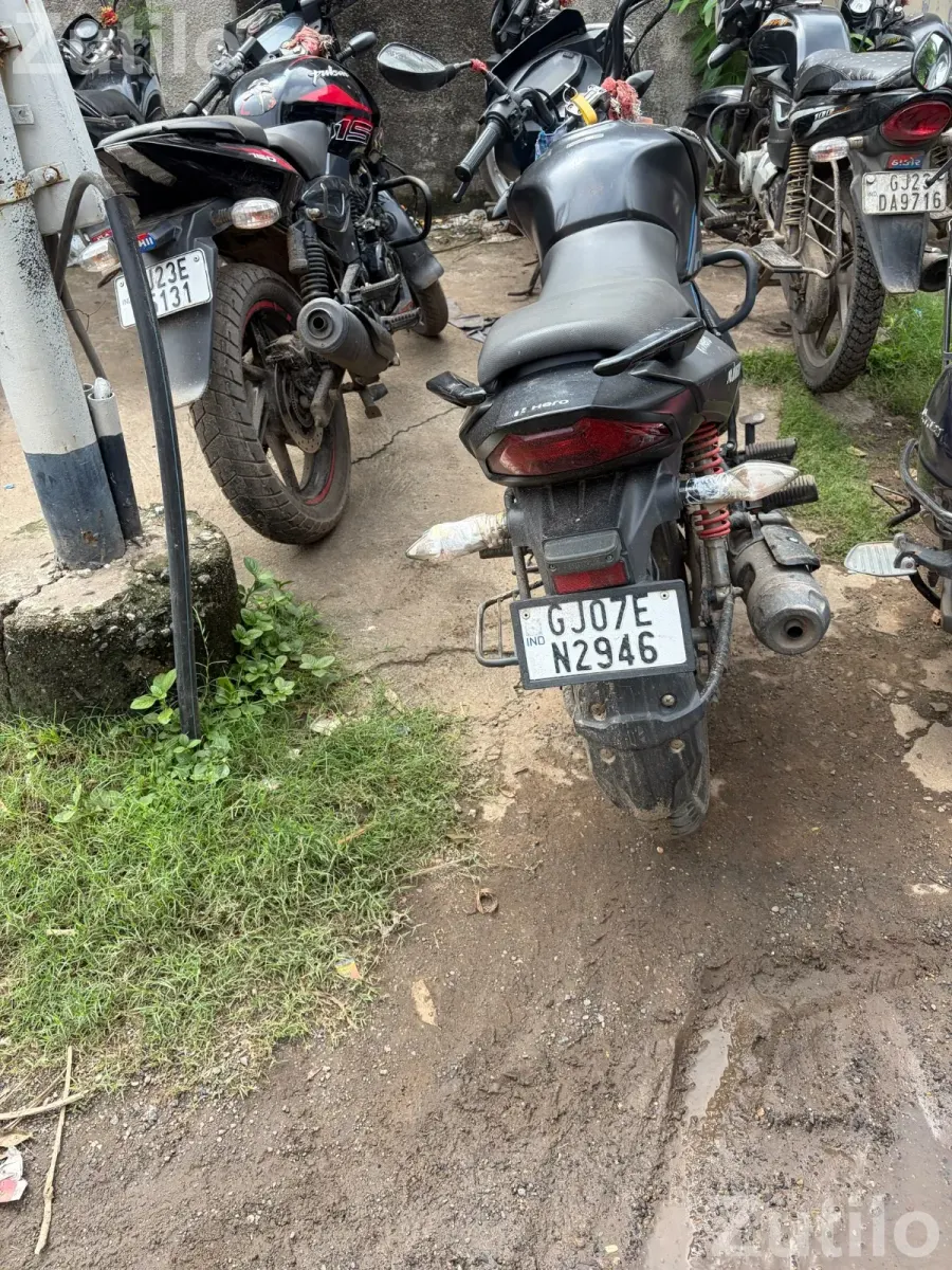 HERO MOTOCORP LTD MODEL:- GLAMOUR XTEC DR COLOUR:-GREY BLUE STRIPE REGISTRATION:-OCTOBER 2023 KILOMETRES:-43,000 OWNERS-1ST - બાઇક્સ - આણંદ - Image 4