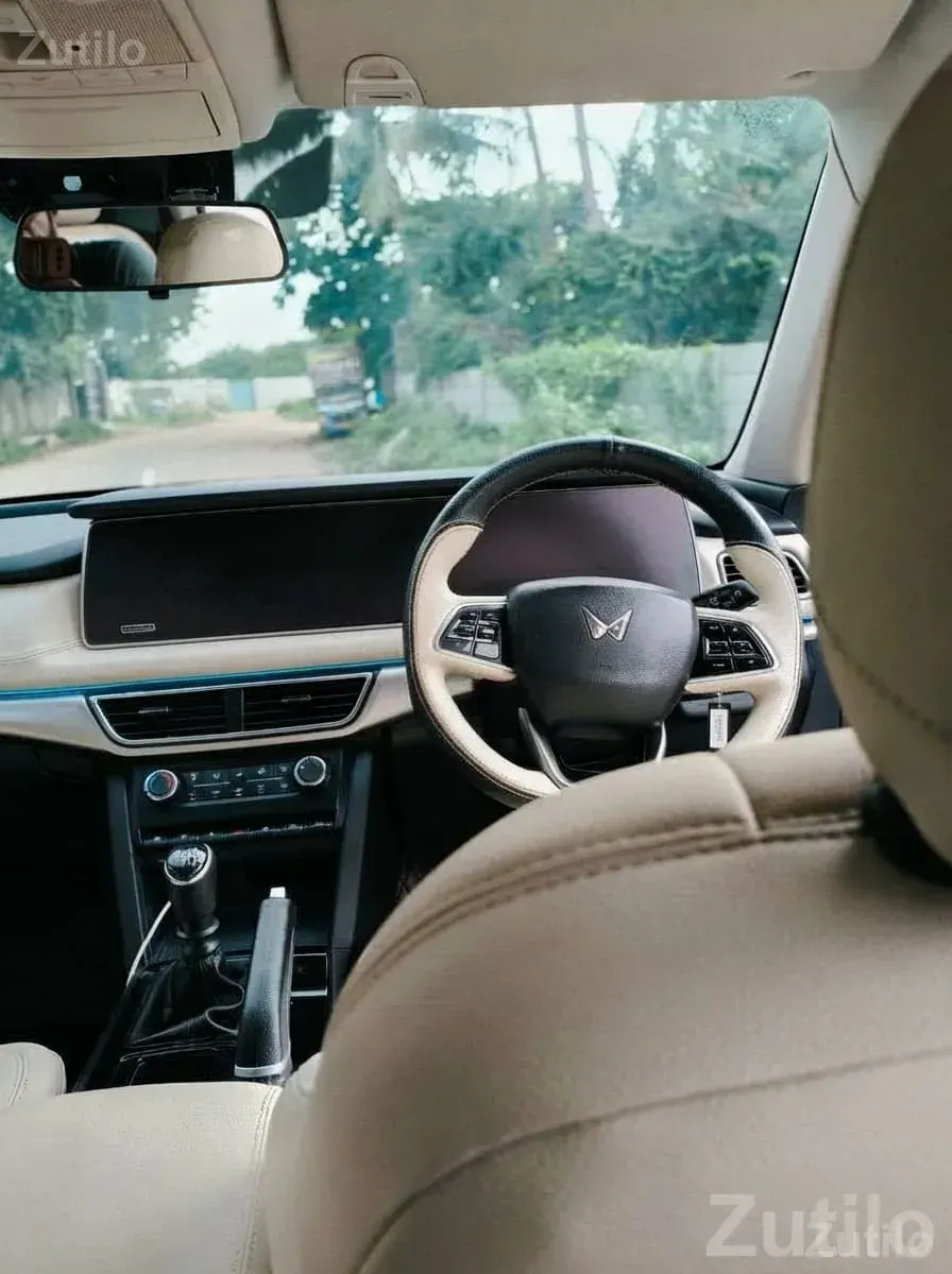 Mahindra XUV700 Premium White SUV - કાર - અમદાવાદ શહેર - Image 3