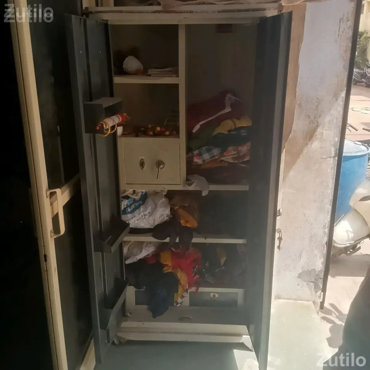 Steel Tijori Cupboard for Storage - વોર્ડરોબ, કબાટ અને સ્ટોરેજ - અમદાવાદ શહેર - Image 2