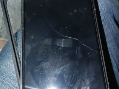 Apple iPhone Smartphone with Cracked Screen Apple iPhone Smartphone with Cracked Screen