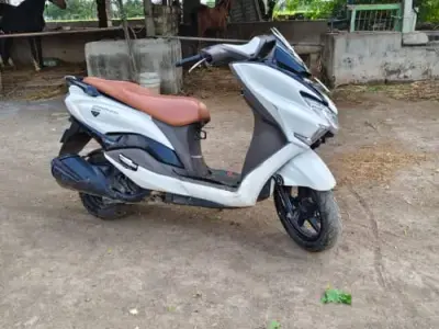 2022 White Scooter with Brown Seat 2022 White Scooter with Brown Seat