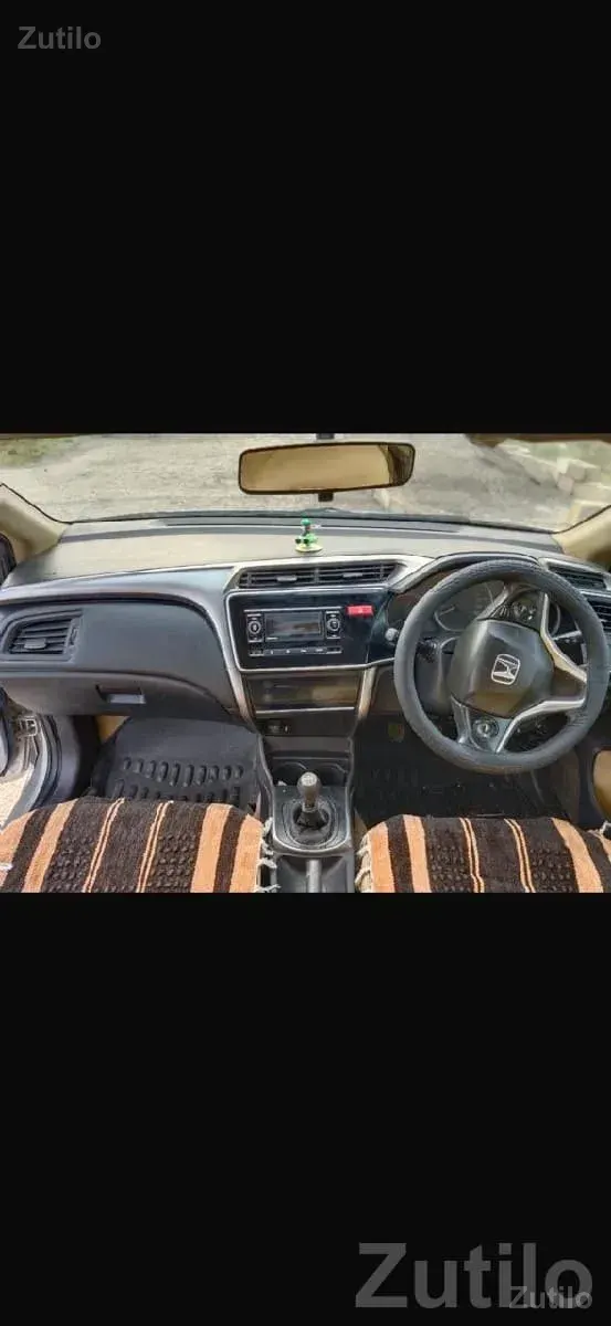 Silver Sedan Four Wheeler Car - કાર - મેન્ડરડા - Image 2