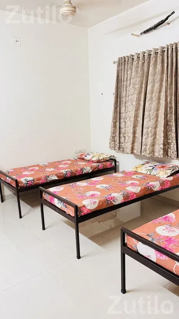 PG Bed Set with Mattress and Cupboard - પલંગ અને ગાદલા - અમદાવાદ શહેર - Image 2