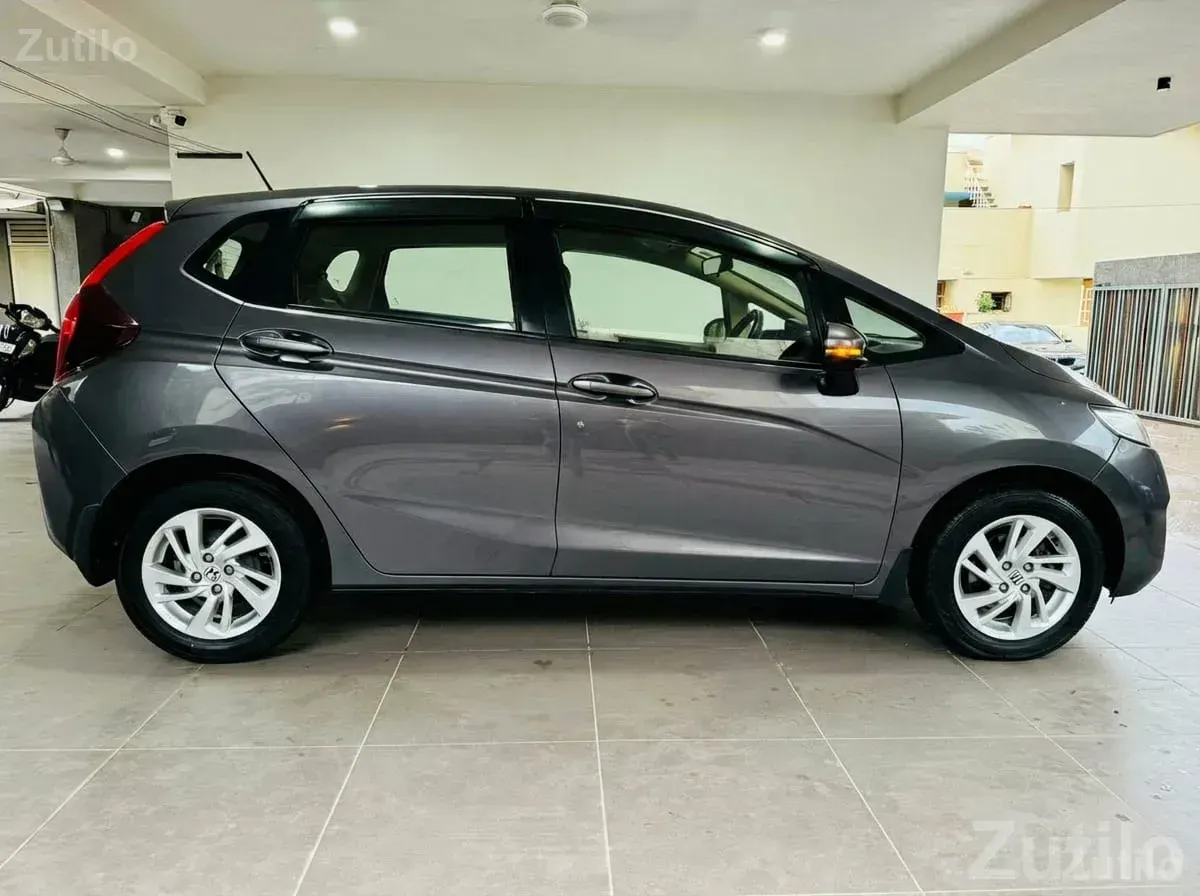 Honda Jazz V i-VTEC Grey Hatchback - Cars - Ahmedabad City - Image 2