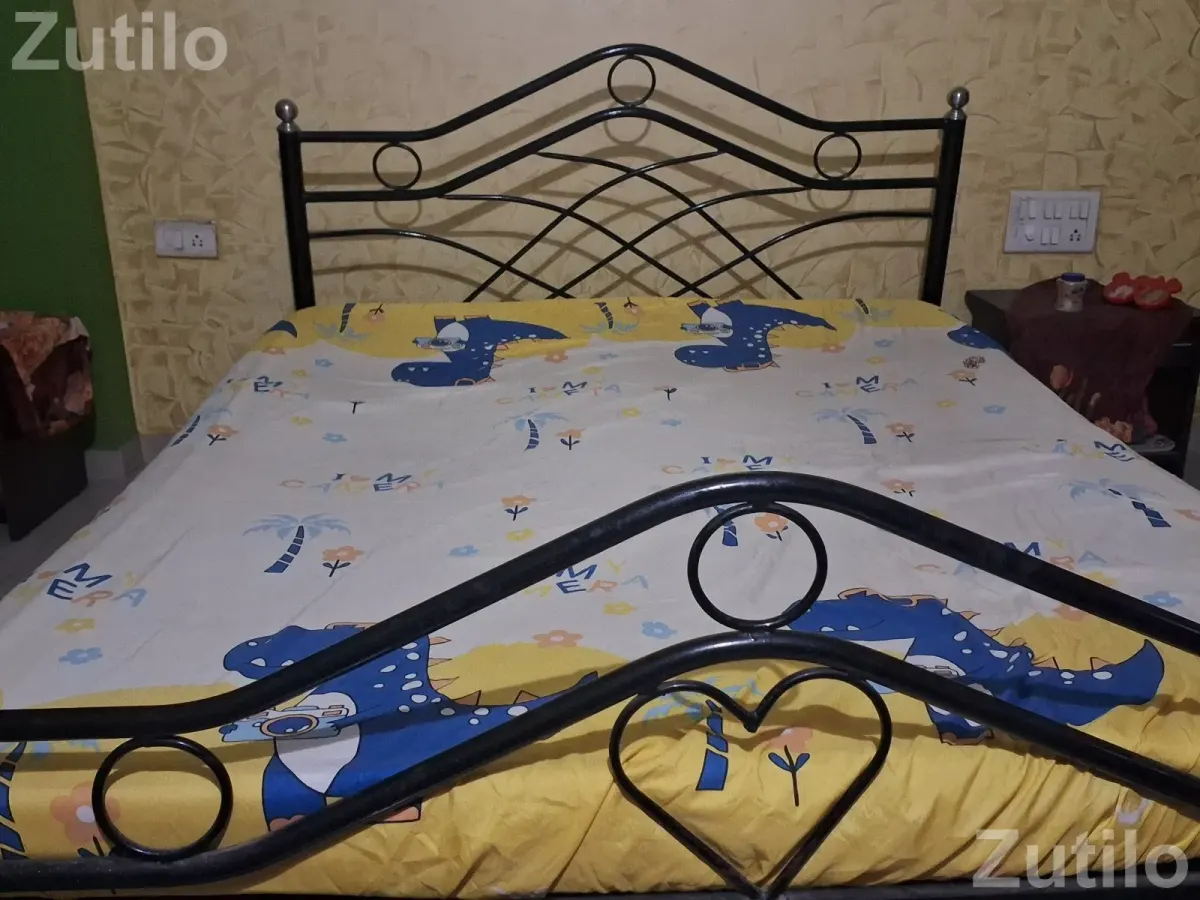 Iron bed with side table - પલંગ અને ગાદલા - અમદાવાદ શહેર - Image 3