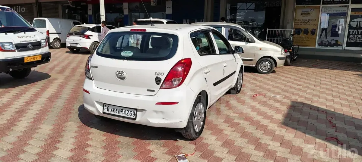 Hyundai i20 Magna White Hatchback - Cars - Himmatnagar - Image 4
