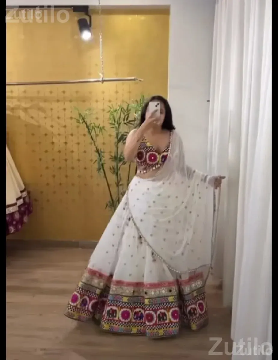 Aari Work Saree Design Fabric - પરંપરાગત વસ્ત્રો - બાગસરા - Image 3