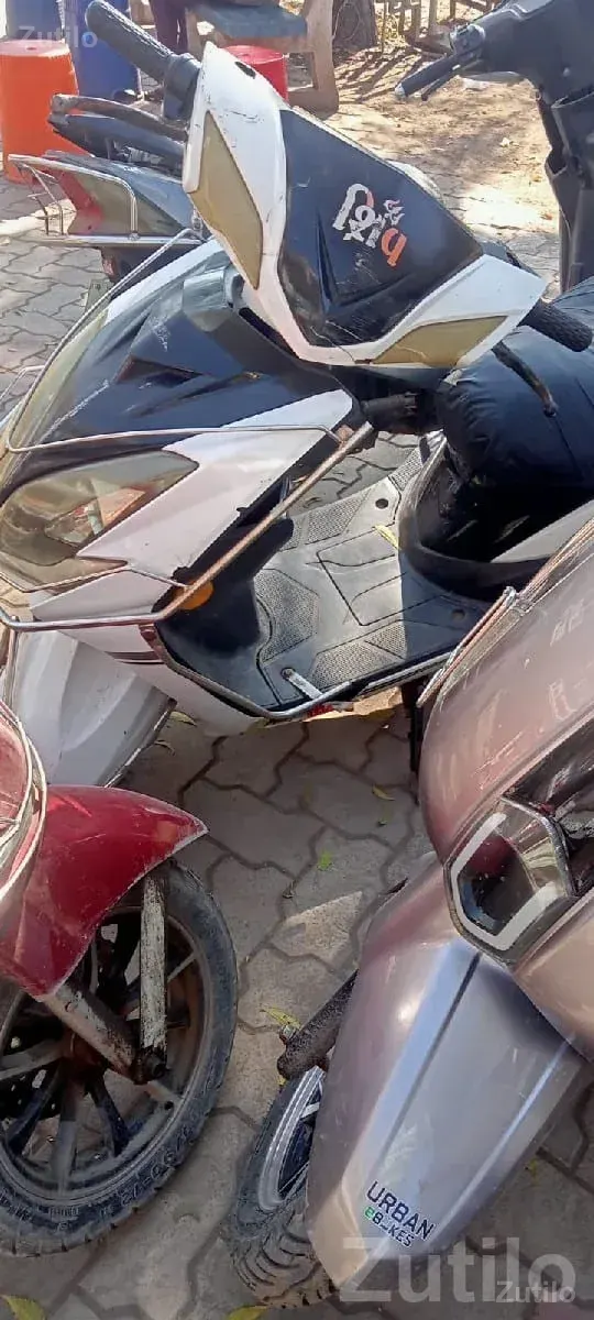 Used White Gearless Scooter for Sale - બાઇક્સ - કેશોદ - Image 3
