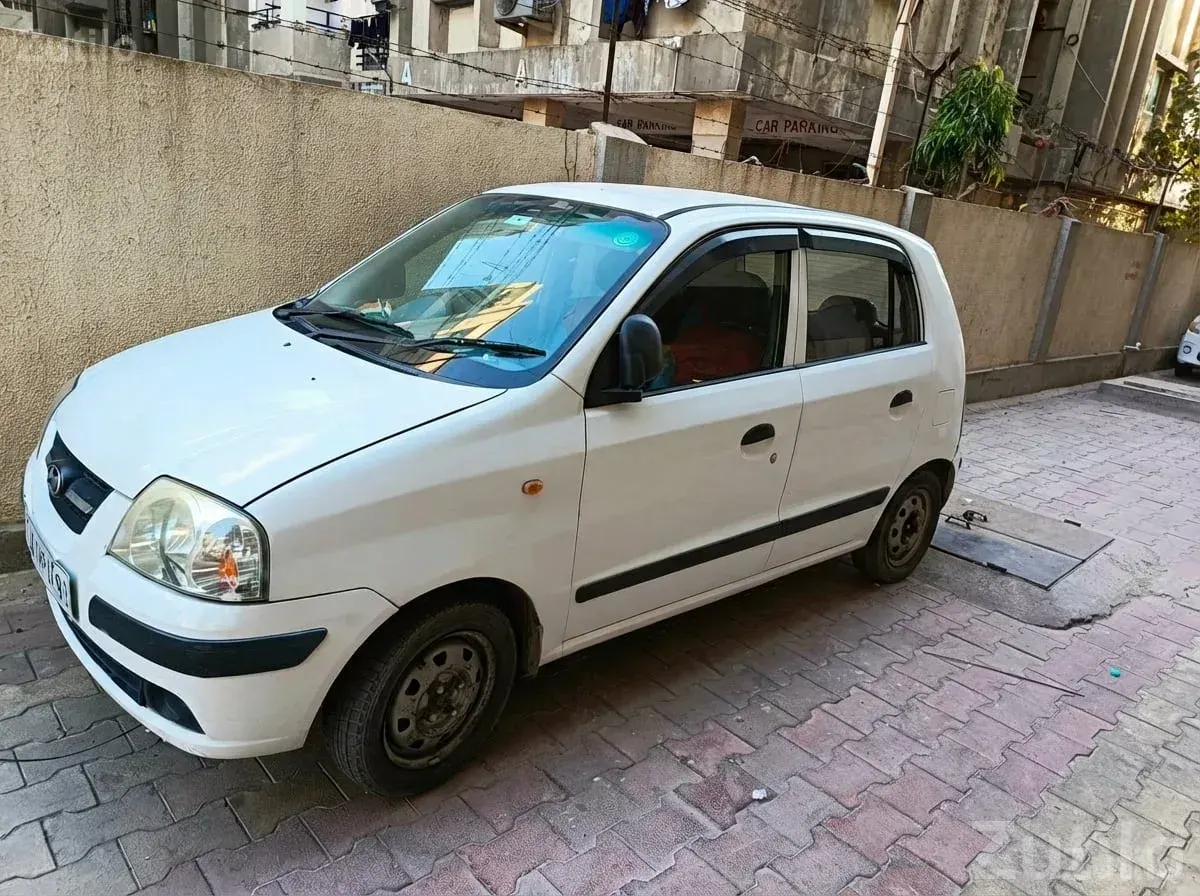 Hyundai Santro XO White Hatchback - કાર - દસ્ક્રોઇ - Image 2
