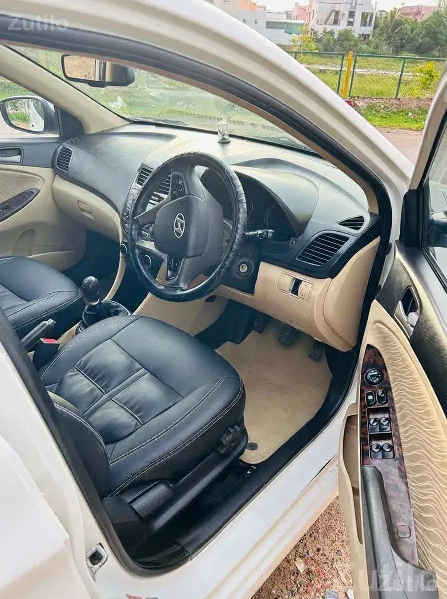 Hyundai Verna Fluidic White Sedan - કાર - અમદાવાદ શહેર - Image 2