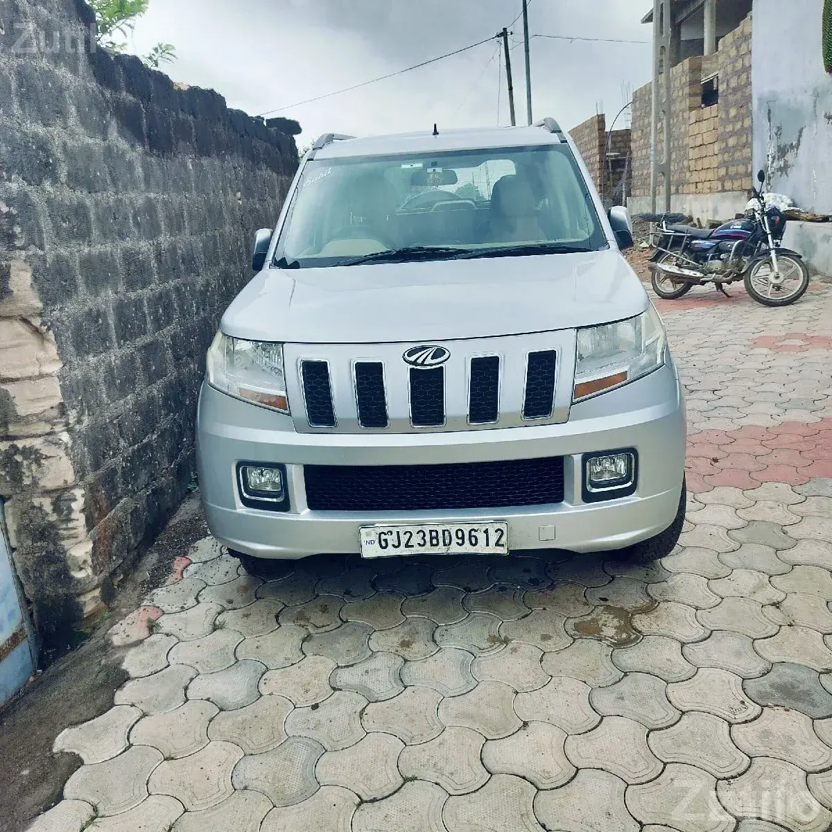 Mahindra TUV300 T8 Silver SUV for Sale - Cars - Lodhika - Image 2