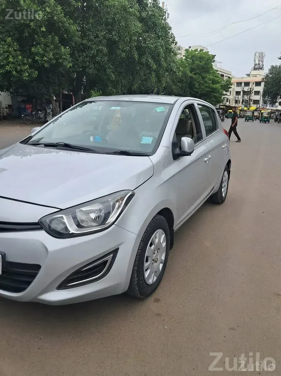 Hyundai i20 CNG 2013 Silver Hatchback - Cars - Rajkot City - Image 3