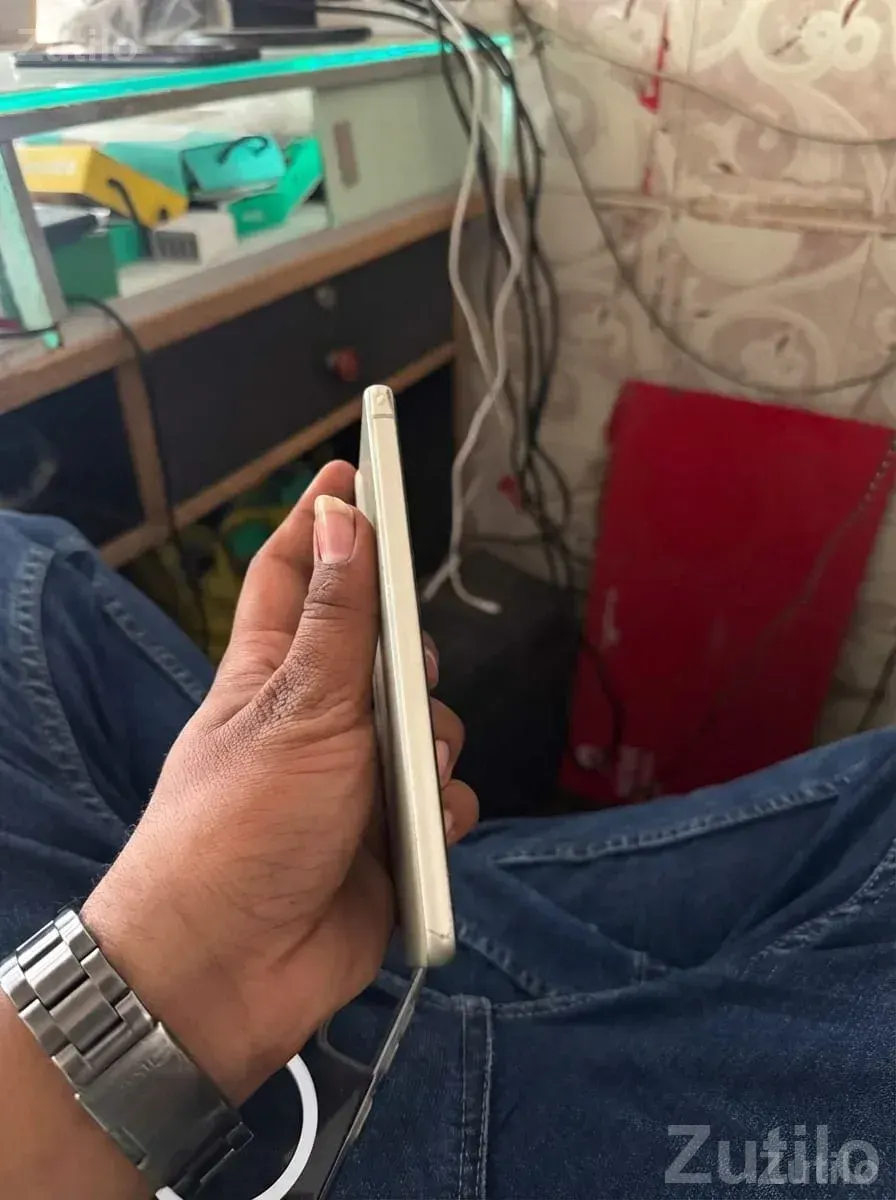 Slim Gold Smartphone in Good Condition - Mobile Phones - Botad - Image 4