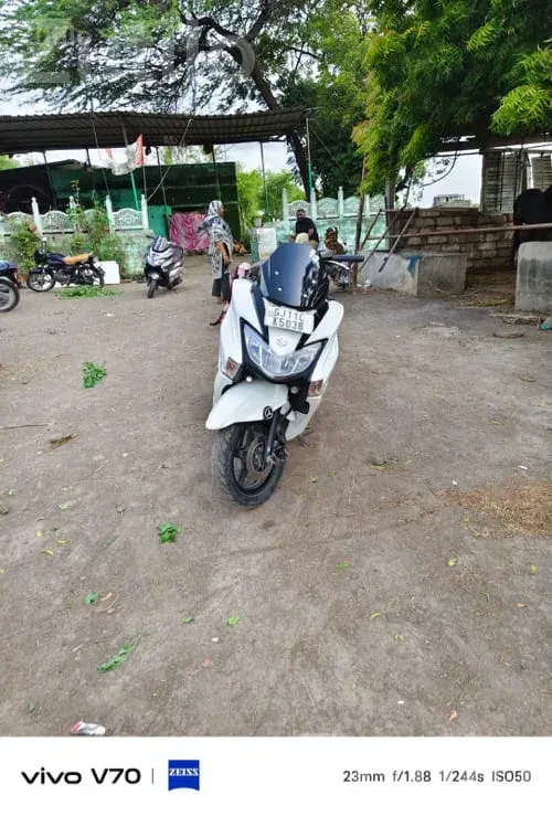 2022 White Scooter with Brown Seat - Bikes - Keshod - Image 2