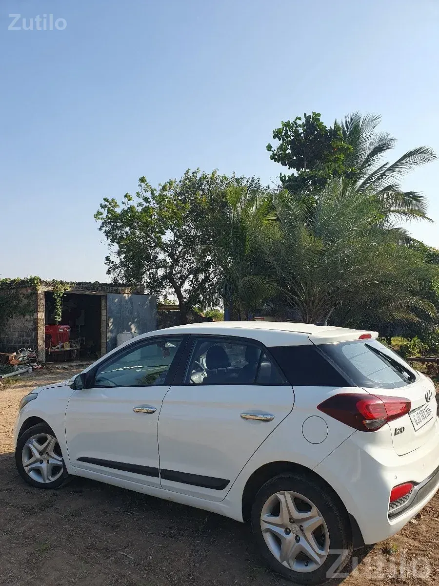 Hyundai i20 Asta Diesel White Hatchback - Cars - Kalyanpur - Image 3