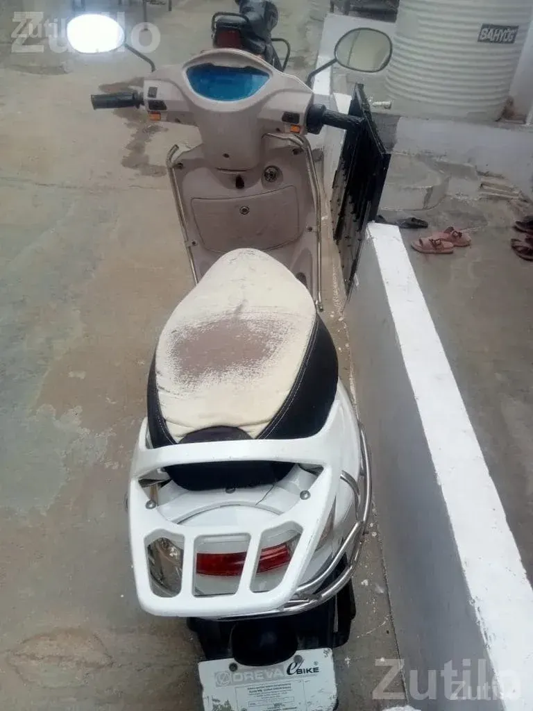 2023 Oreva Electric Scooter in White - Bikes - Tharad - Image 2