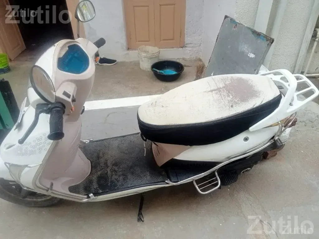 2023 Oreva Electric Scooter in White - Bikes - Tharad - Image 3