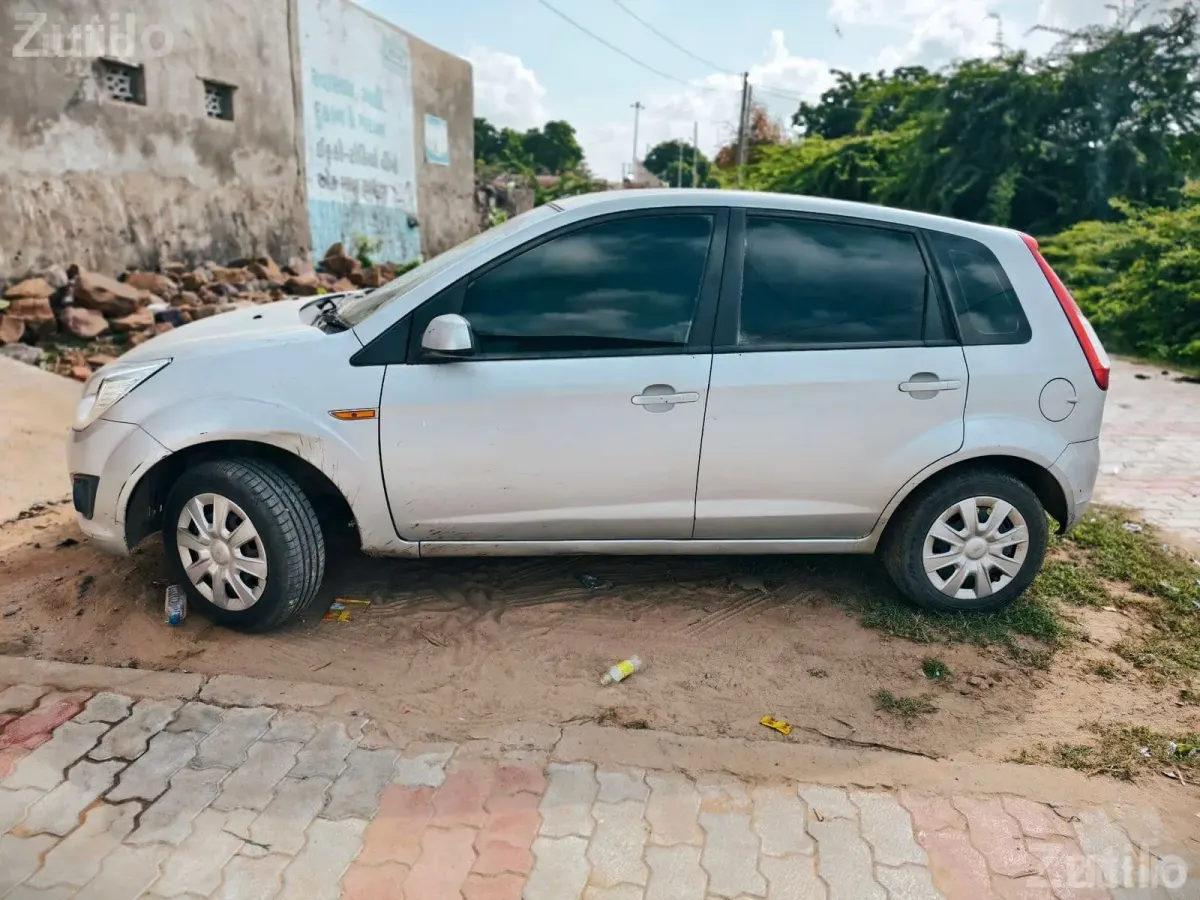 Ford Figo 2013 Hatchback 145000 km - કાર - રાપર - Image 3