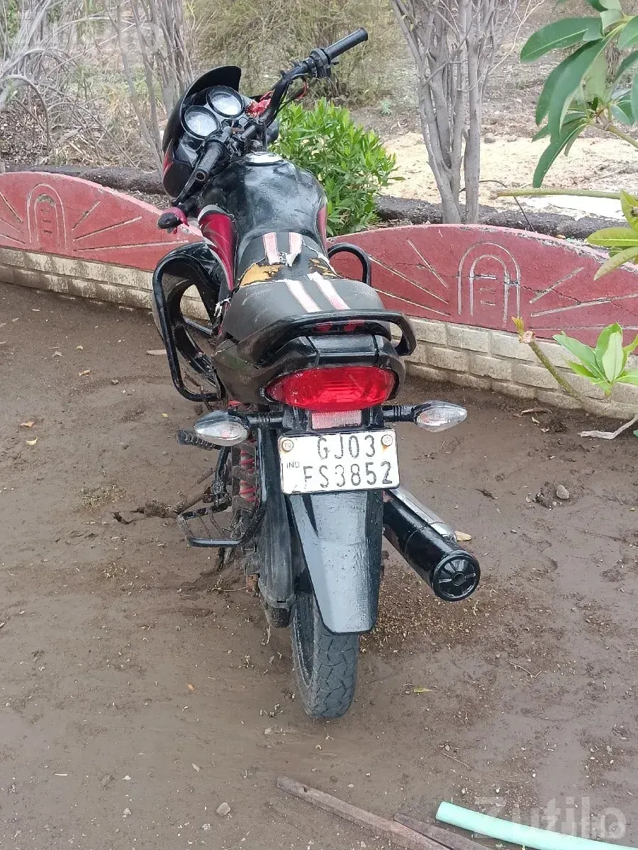 Honda Black and Red Bike 2014 Model - બાઇક્સ - રાજકોટ શહેર - Image 3