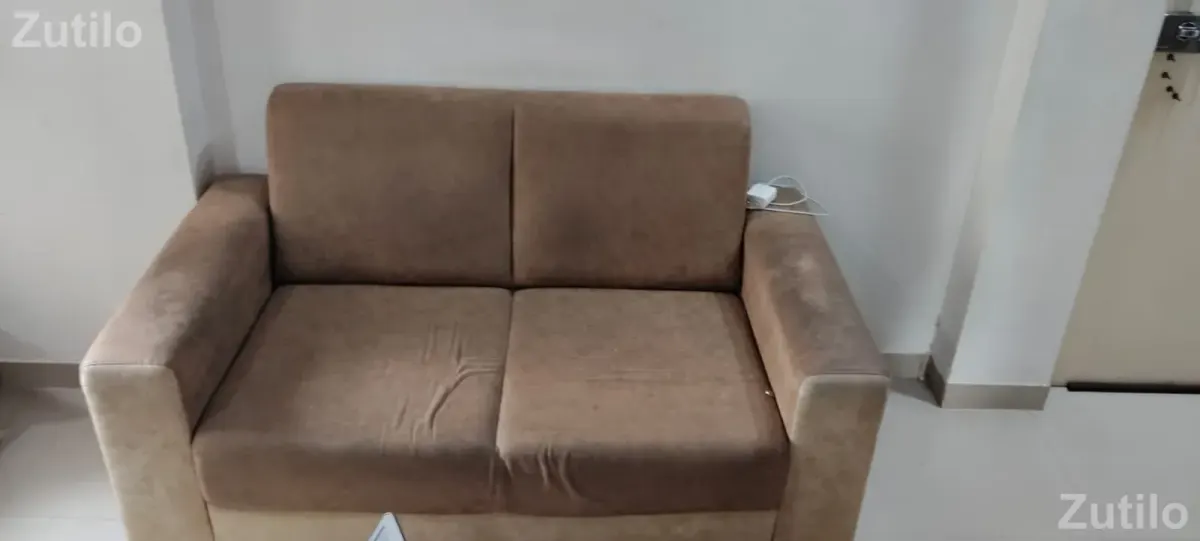 1 years used sofa.. sell urgently with center tabel - સોફા સેટ અને કાઉચ - અમદાવાદ શહેર - Image 2