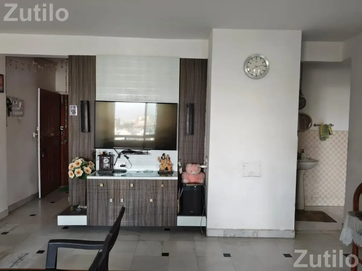 1410 sqft MAIN ROAD SIDE 2 BHK FLAT FOR SALE - House for Sale - Surat City - Image 3