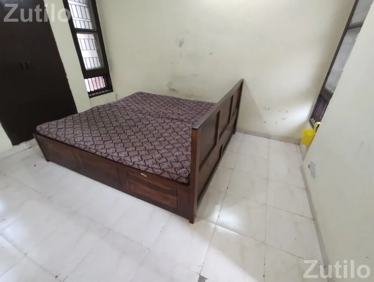 King size Shisham wood bed( 6'X6.5') - પલંગ અને ગાદલા - અમદાવાદ શહેર - Image 2