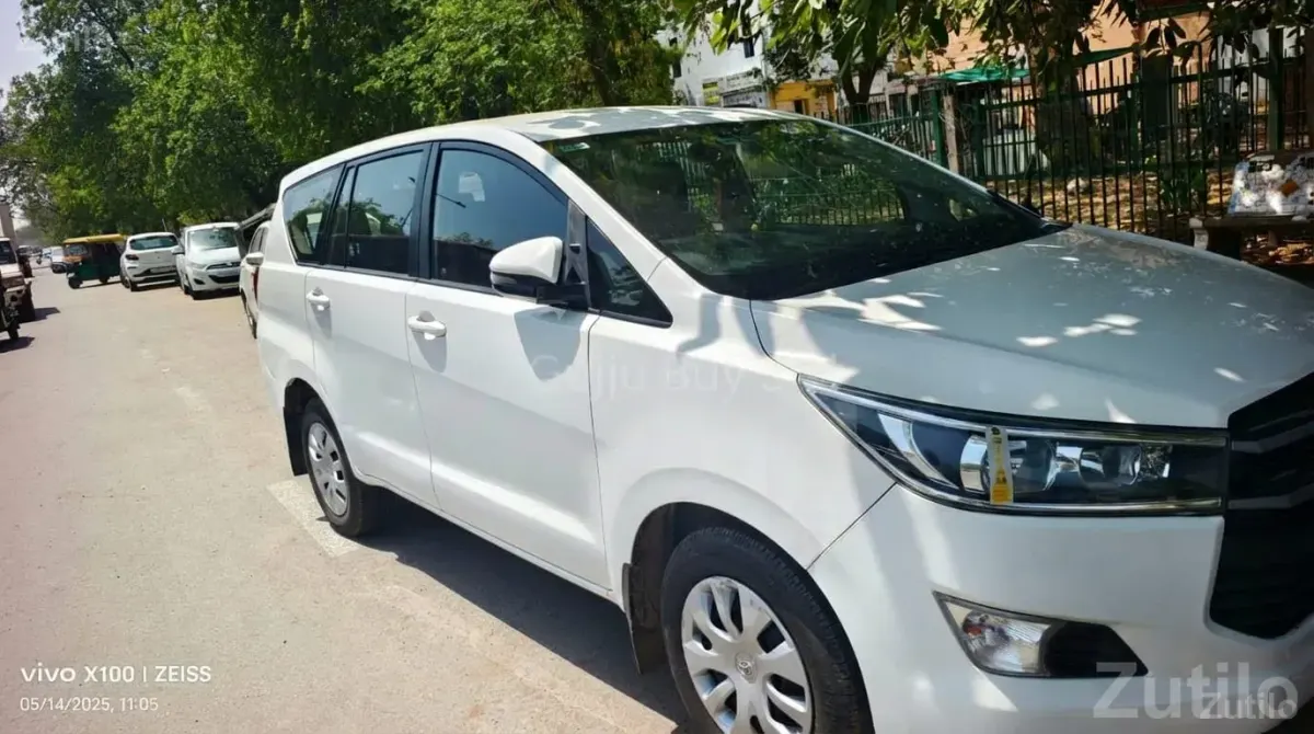 White Toyota Innova Crysta MPV - કાર - ગાંધીનગર શહેર - Image 2