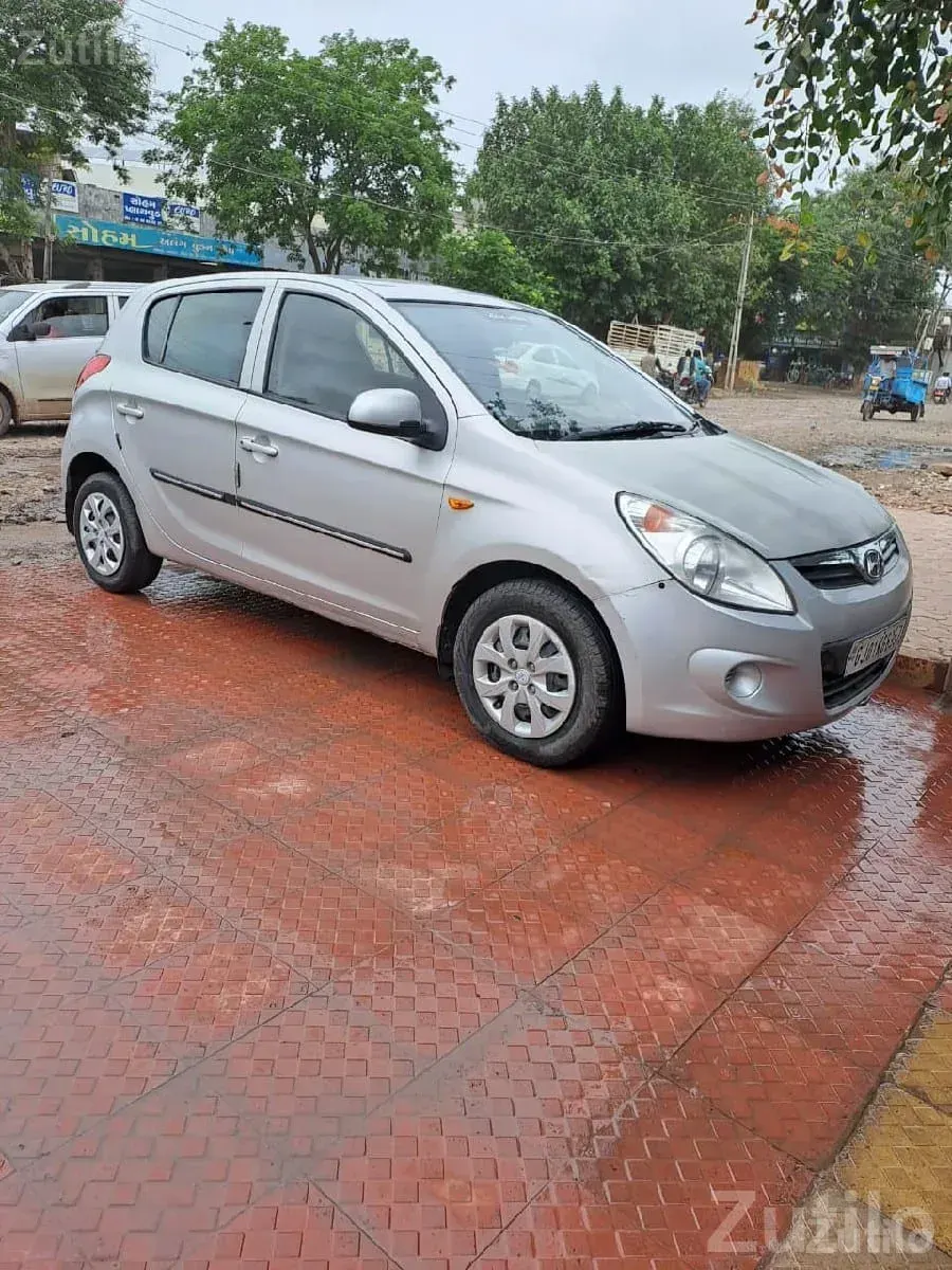 Hyundai i20 Silver Hatchback Car - Cars - Upleta - Image 3