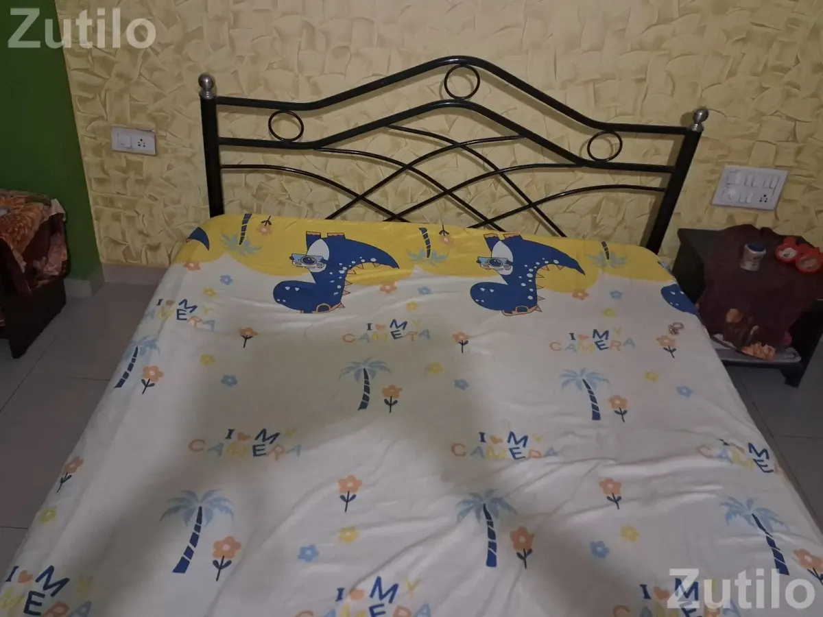Iron bed with side table - પલંગ અને ગાદલા - અમદાવાદ શહેર - Image 2