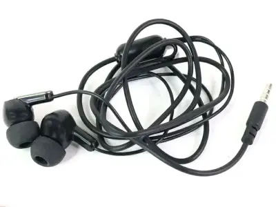 Wired Earphones with Calling Mic Wired Earphones with Calling Mic
