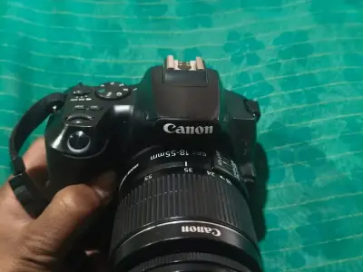 Canon 200D Canon 200D