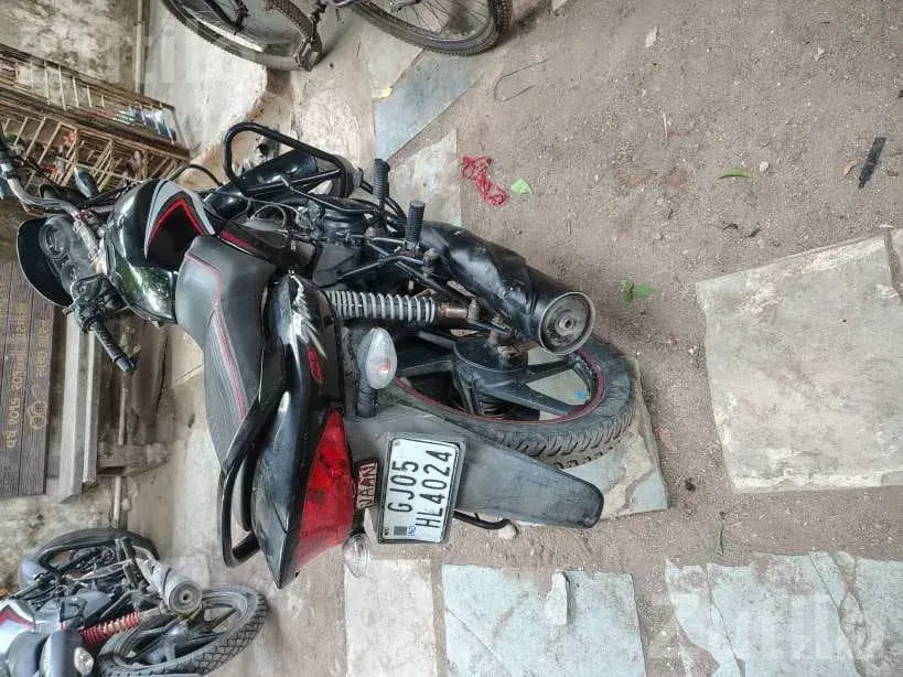 Honda Shine 2012 Bike 30000 km - બાઇક્સ - સુરત શહેર - Image 3