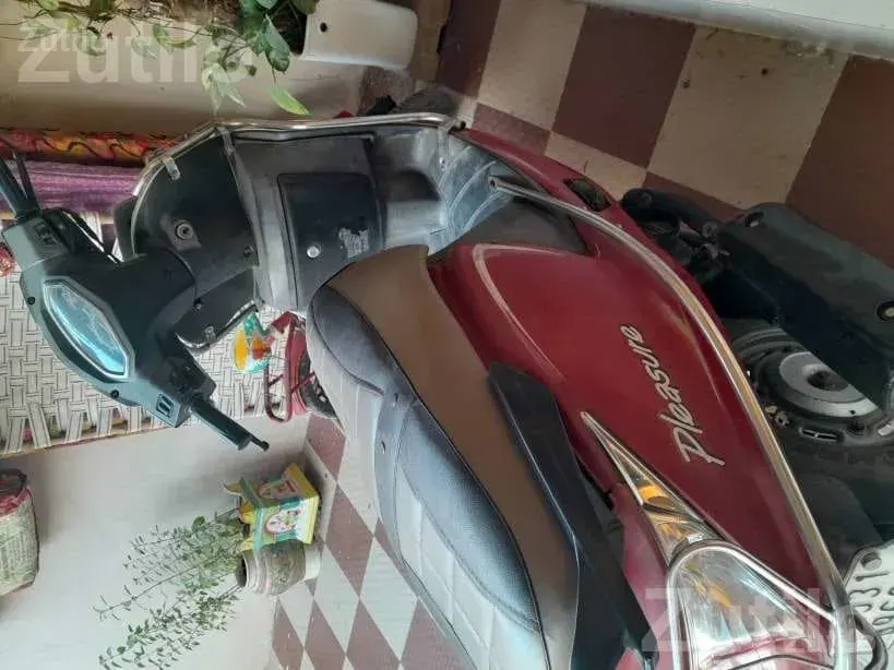 Hero Pleasure 2016 Scooter Second Owner - Bikes - Surendranagar City - Image 2