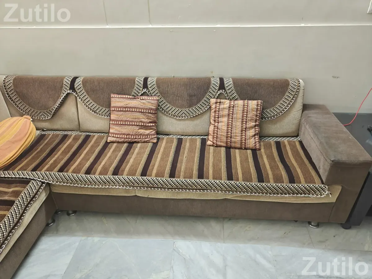 Sofa set with center table - સોફા સેટ અને કાઉચ - અમદાવાદ શહેર - Image 4