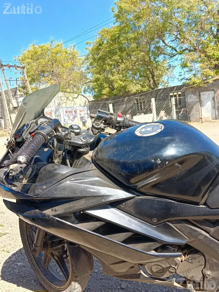 Yamaha Sports Bike in Black - Bikes - Keshod - Image 4