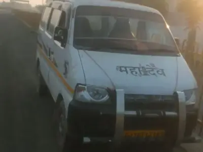 Maruti Suzuki Eeco 5 Seater Taxi Passing