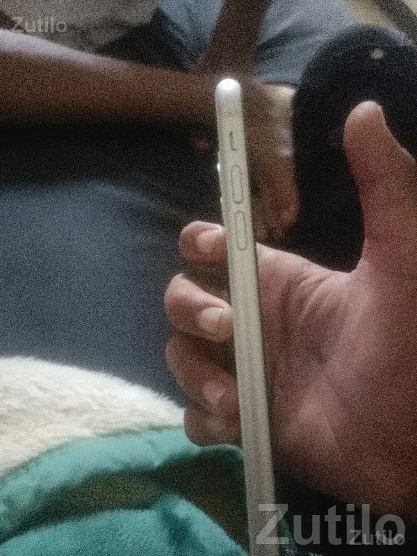 Used Apple iPhone – Slim Silver Body - Mobile Phones - Upleta - Image 3